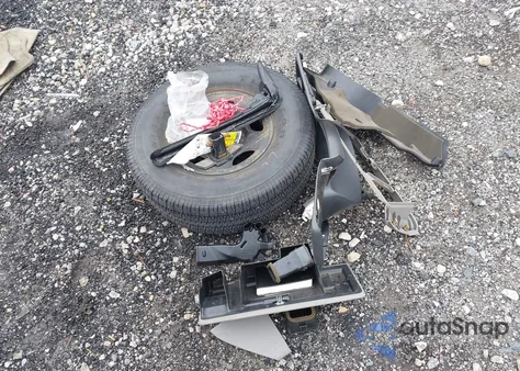 2004 Chevrolet Suburban 1500 Ls z USA, uszkodzony, nr VIN 1GNEC16Z94J263894